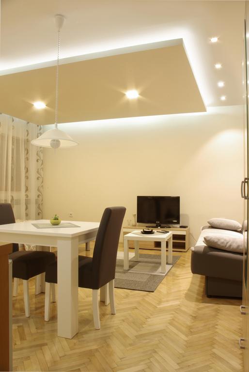 Square Studio Apartment Ni Esterno foto